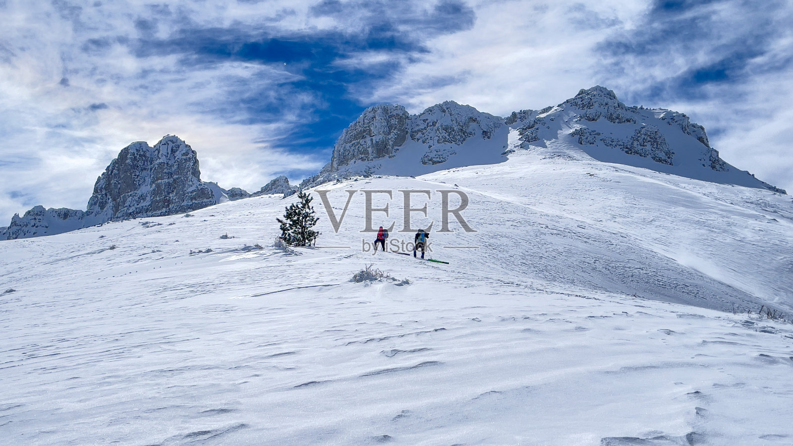 冬季徒步队接近顶峰照片摄影图片