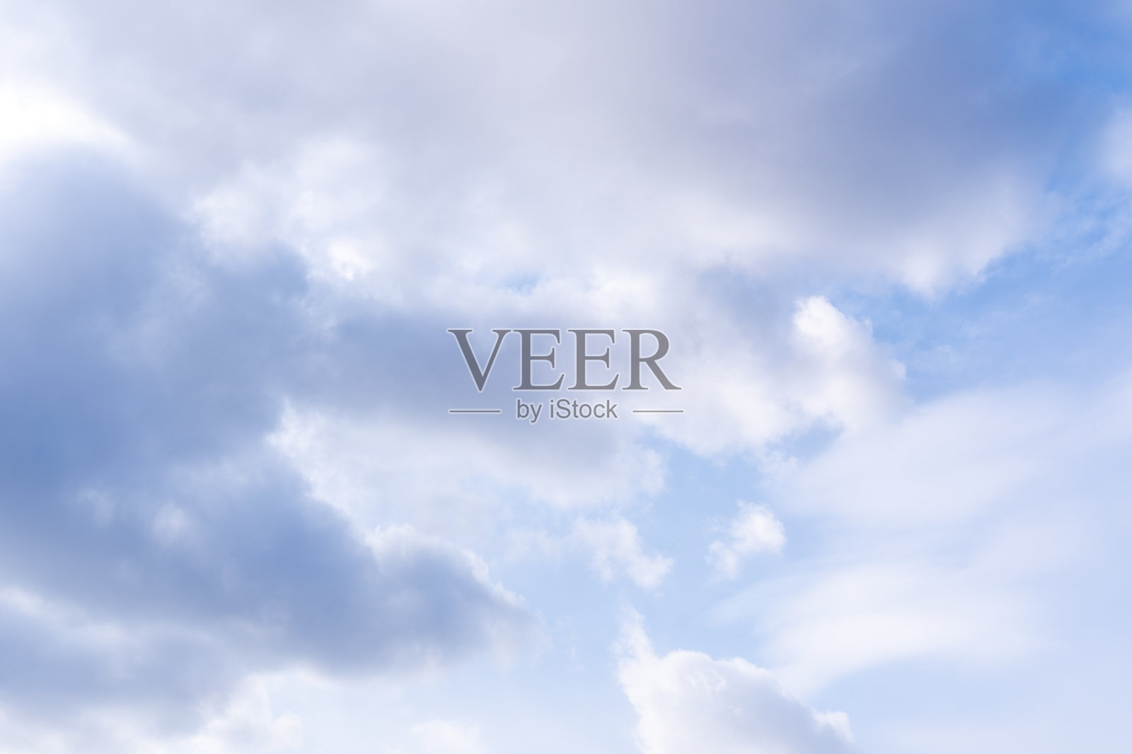 天蓝色或天蓝色的天空和云是明亮的白色背景。在地表大气之上的一切都是天空。云是由可见质量液体组成的气溶胶,用于创意设计图形。照片摄影图片