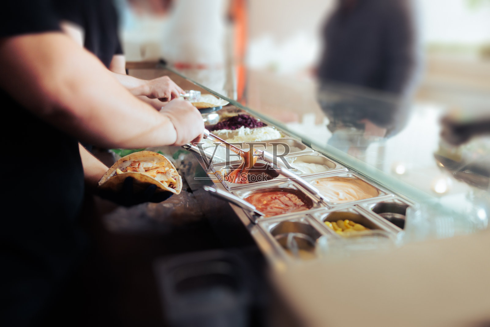 厨师把西红柿酱放在扁面包三明治里照片摄影图片