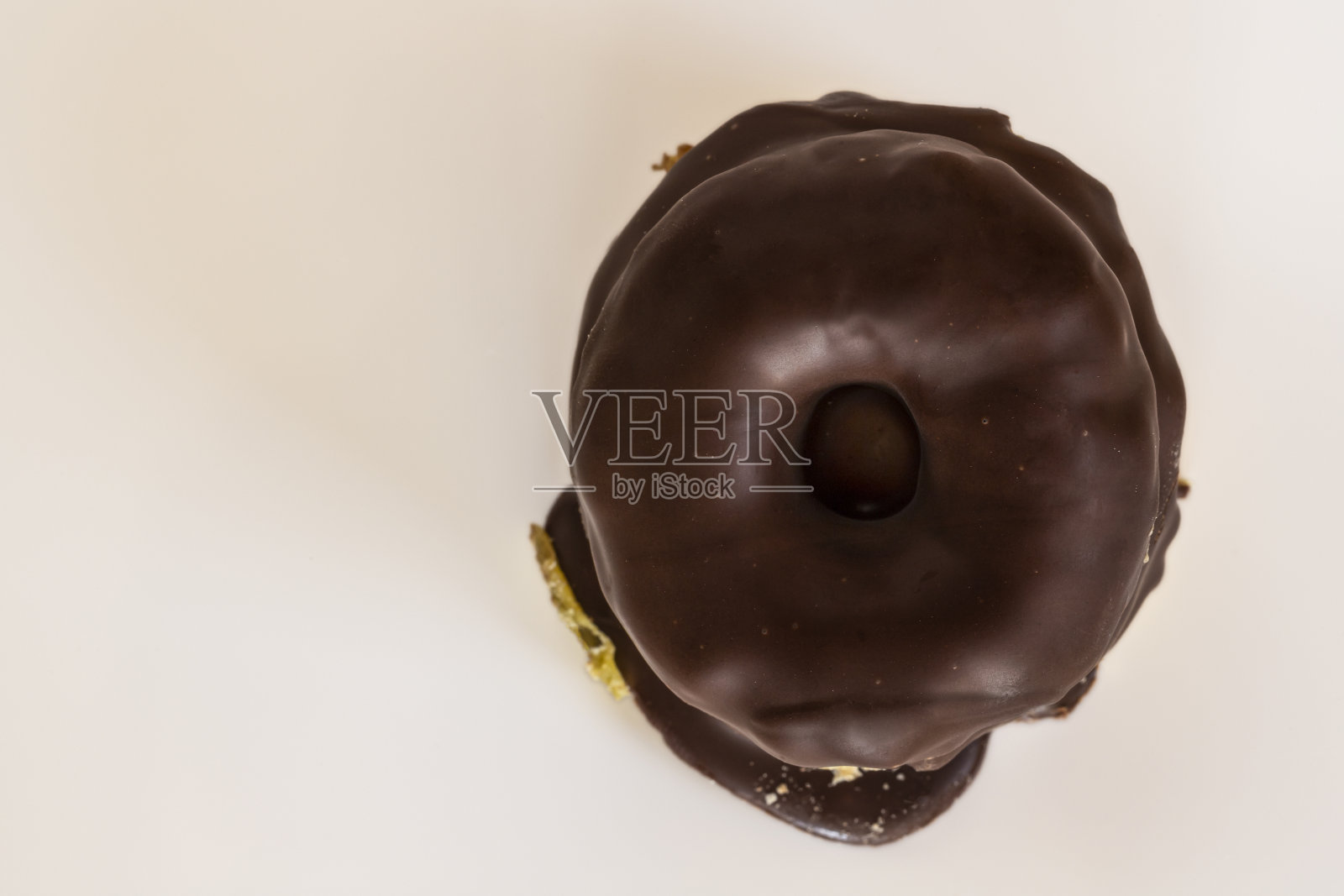 白色背景上有巧克力涂层的酥皮线照片摄影图片