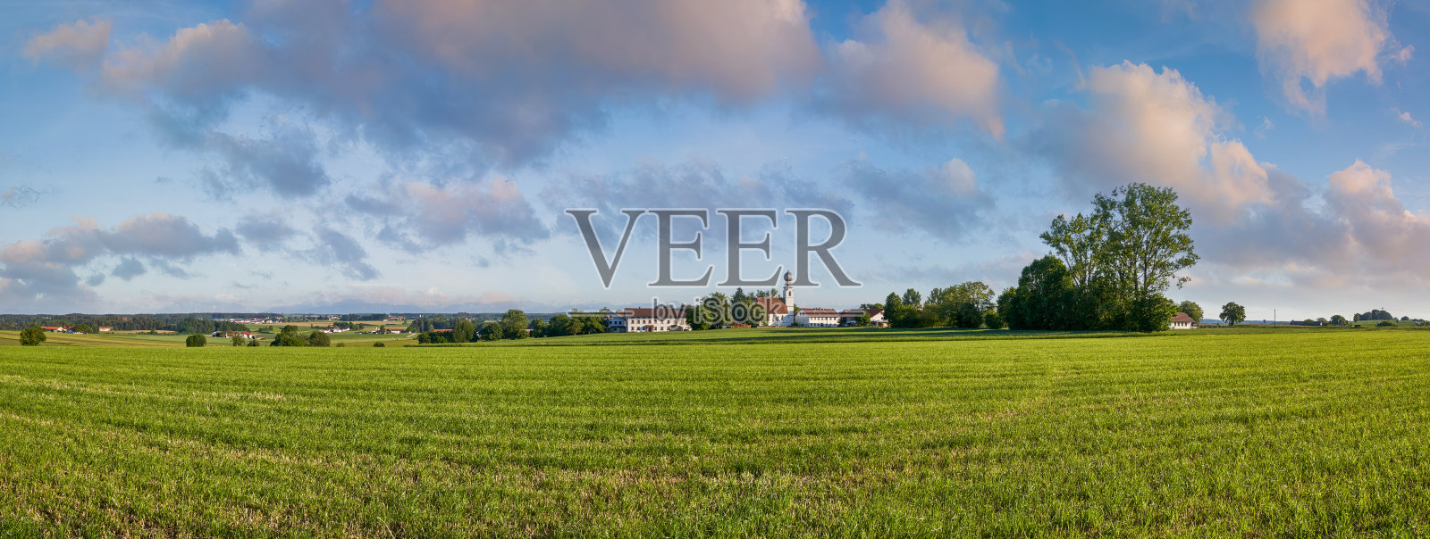 德国巴伐利亚区,上巴伐利亚区,巴伐利亚区,Gemeinde Kirchweidach, Landkreis Altotting, Oberbayern, Deutschland / Bayern, Deutschland, city view with church, city view with church, Kirchweidach区,上巴伐利亚,巴伐利亚,德国照片摄影图片