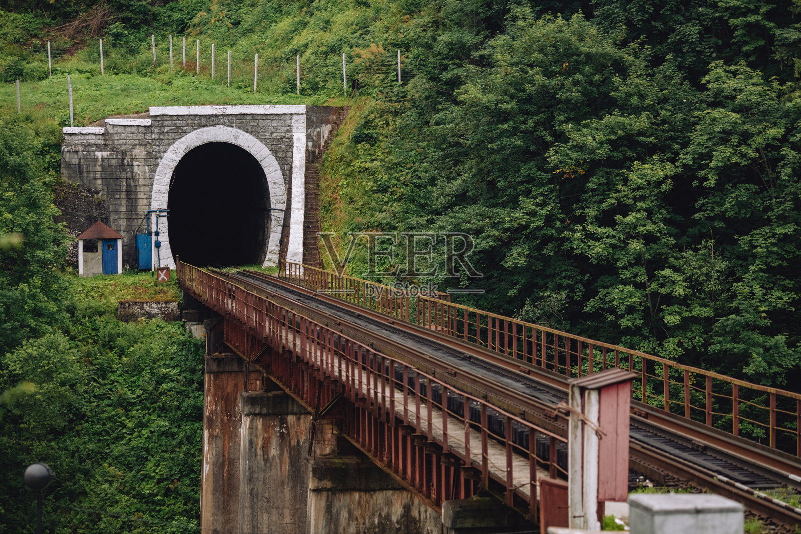 山里的旧砖隧道和驶来的火车照片摄影图片