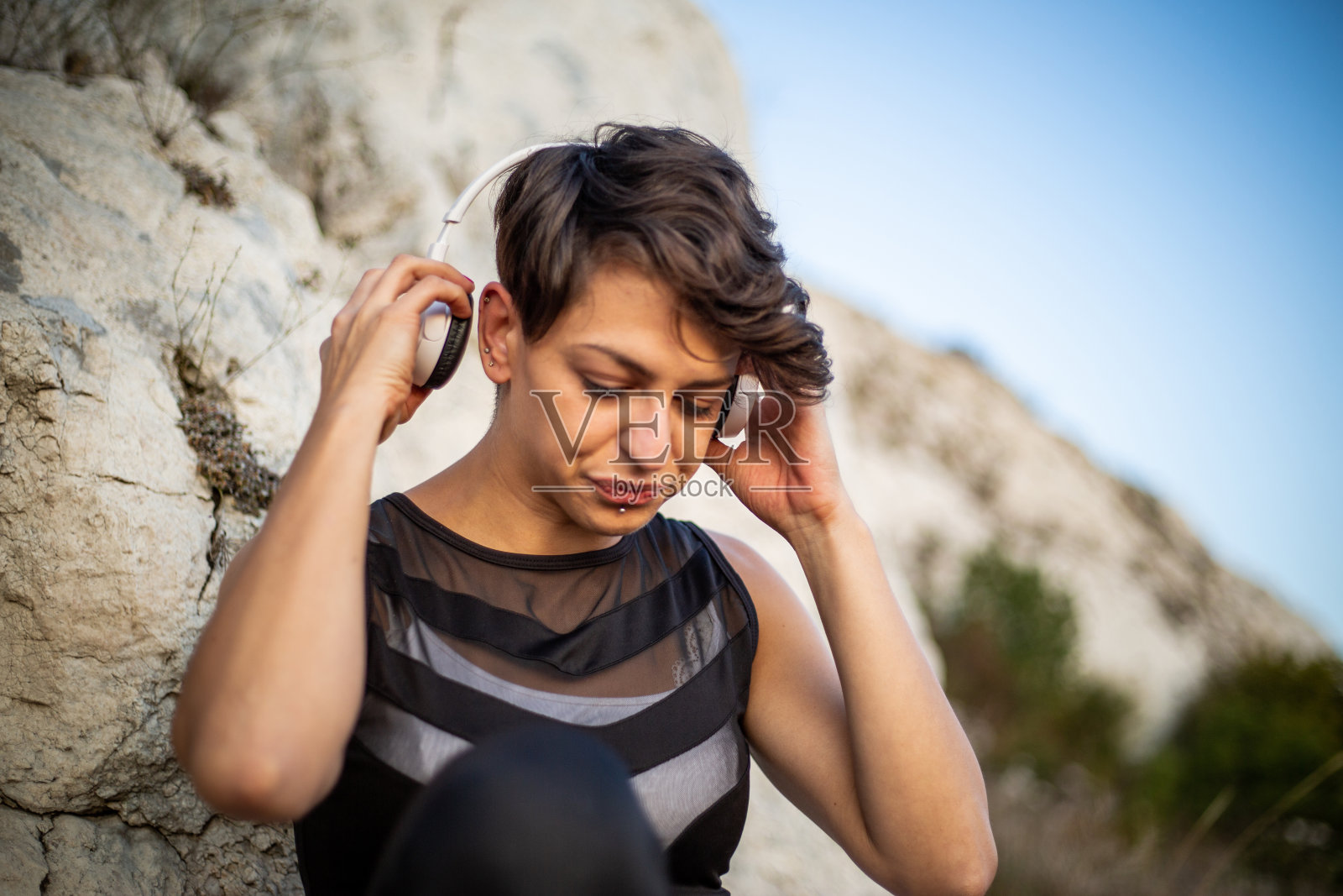 在大自然中锻炼后,音乐让我充满活力照片摄影图片