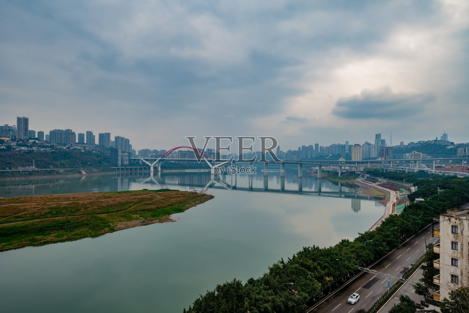 阴天重庆滨江城市的现代建筑和立交桥照片摄影图片