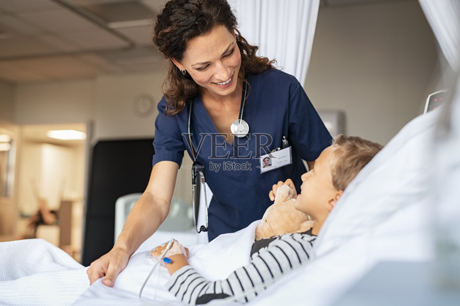 可爱的护士在诊所照顾孩子照片摄影图片