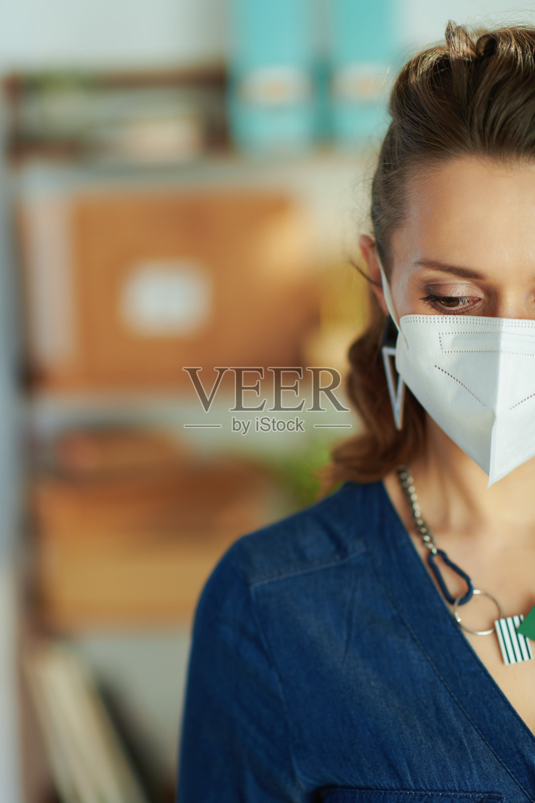 办公室里的小企业主照片摄影图片