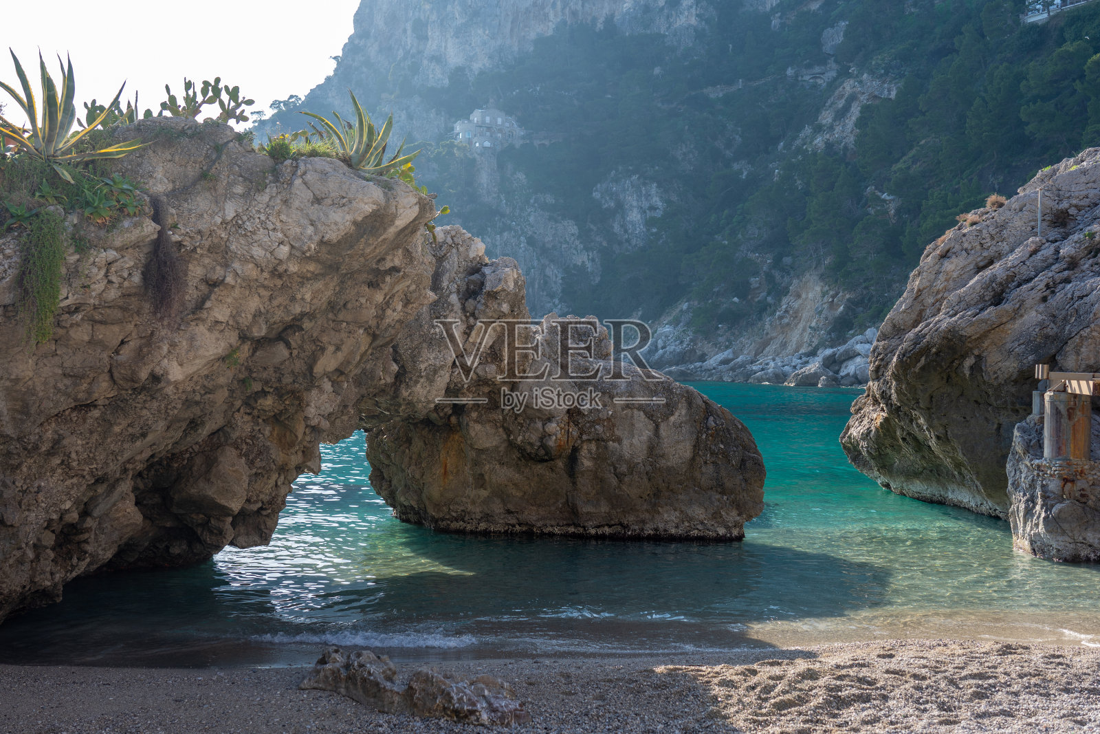 意大利卡普里岛的海湾,海水清澈碧绿。照片摄影图片