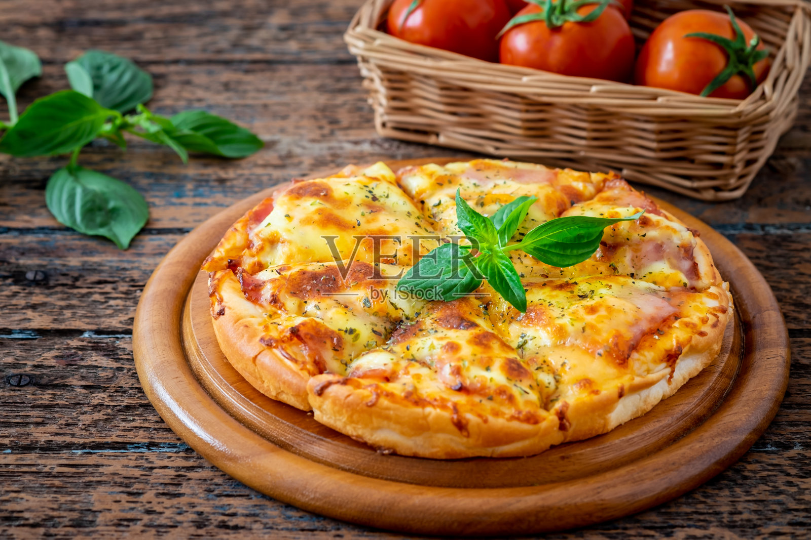 木盘上培根和马苏里拉芝士披萨照片摄影图片