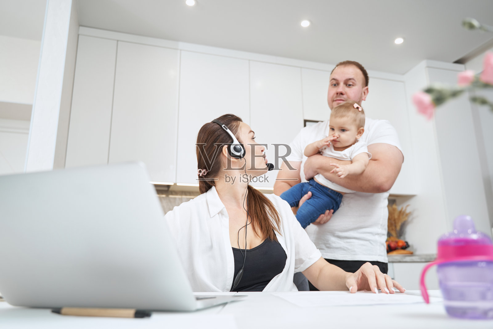 妈妈忙着给宝宝送飞吻照片摄影图片