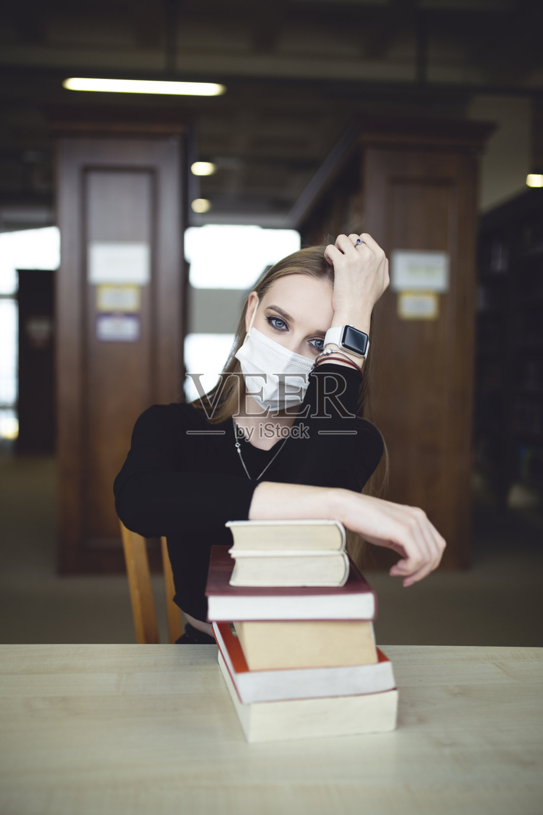 图书馆里有个年轻漂亮的女人照片摄影图片