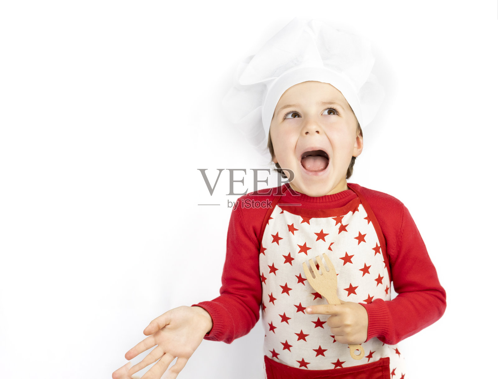 小厨师大吃一惊,用在厨房用具上的白色背景。照片摄影图片