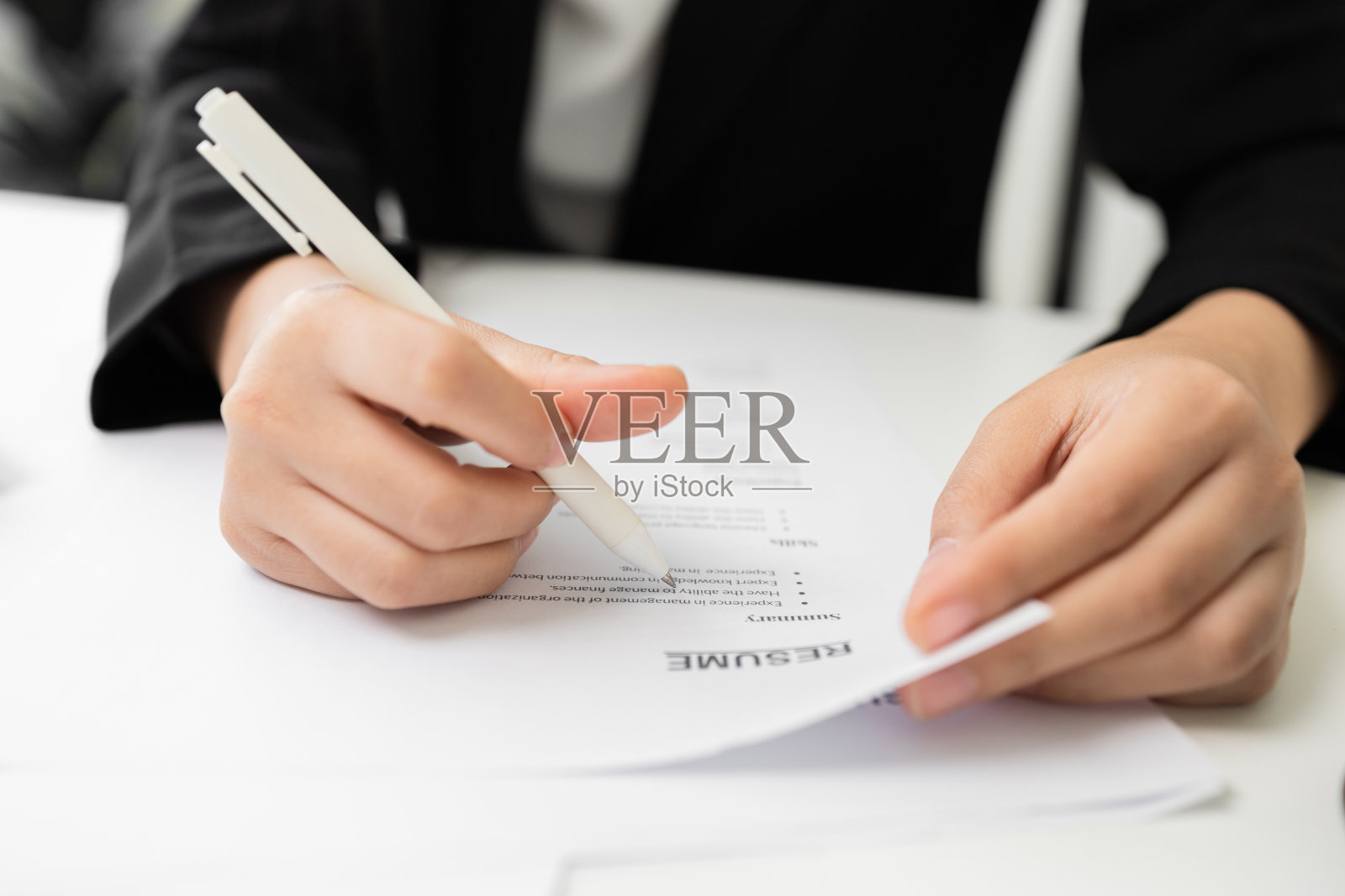 近手商业女经理检查文件,报告文件,公司申请表或登记索赔合同文件在办公室。照片摄影图片