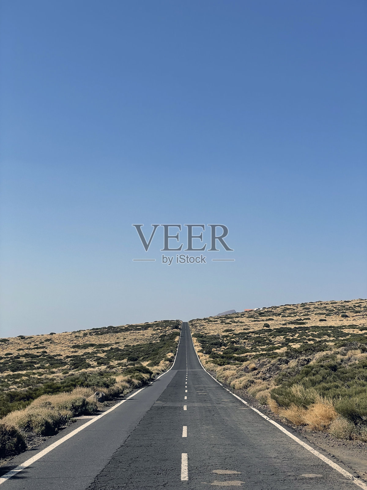 沙漠中的道路。干火山景观照片摄影图片