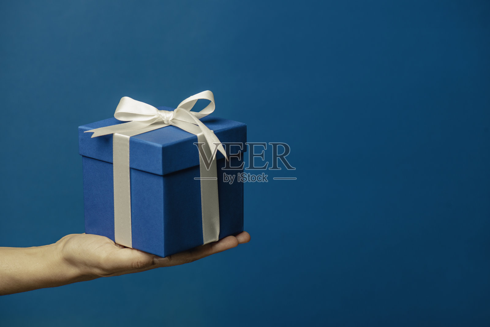 给一份礼物照片摄影图片