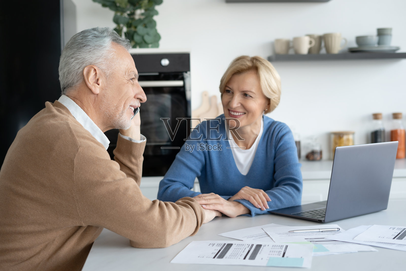老先生在讲电话的时候,妻子就坐在旁边照片摄影图片
