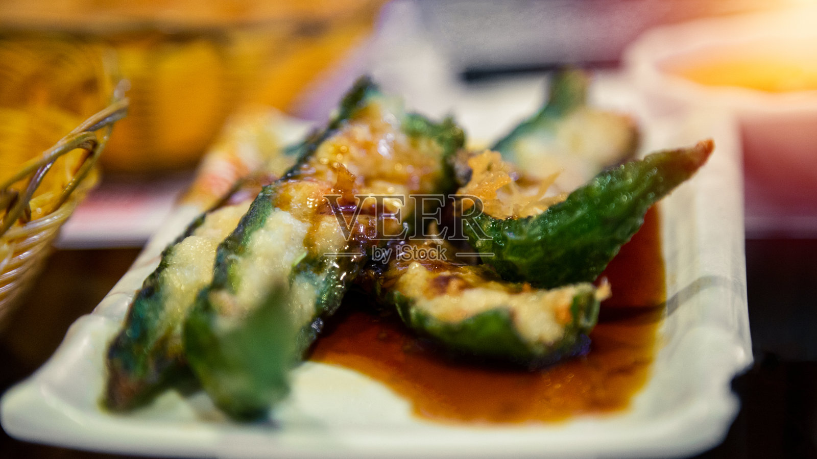 香港中式油炸丝瓜配xo酱,在陶瓷餐厅供应照片摄影图片