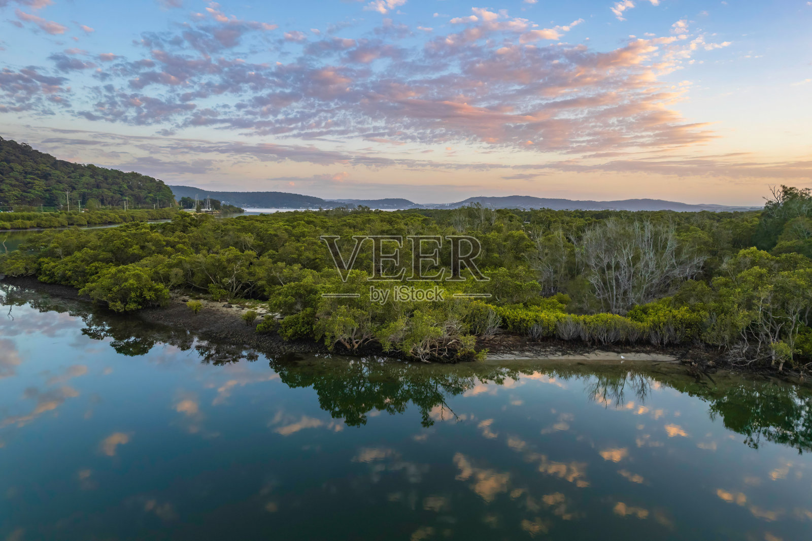 日出水景,云散倒影照片摄影图片