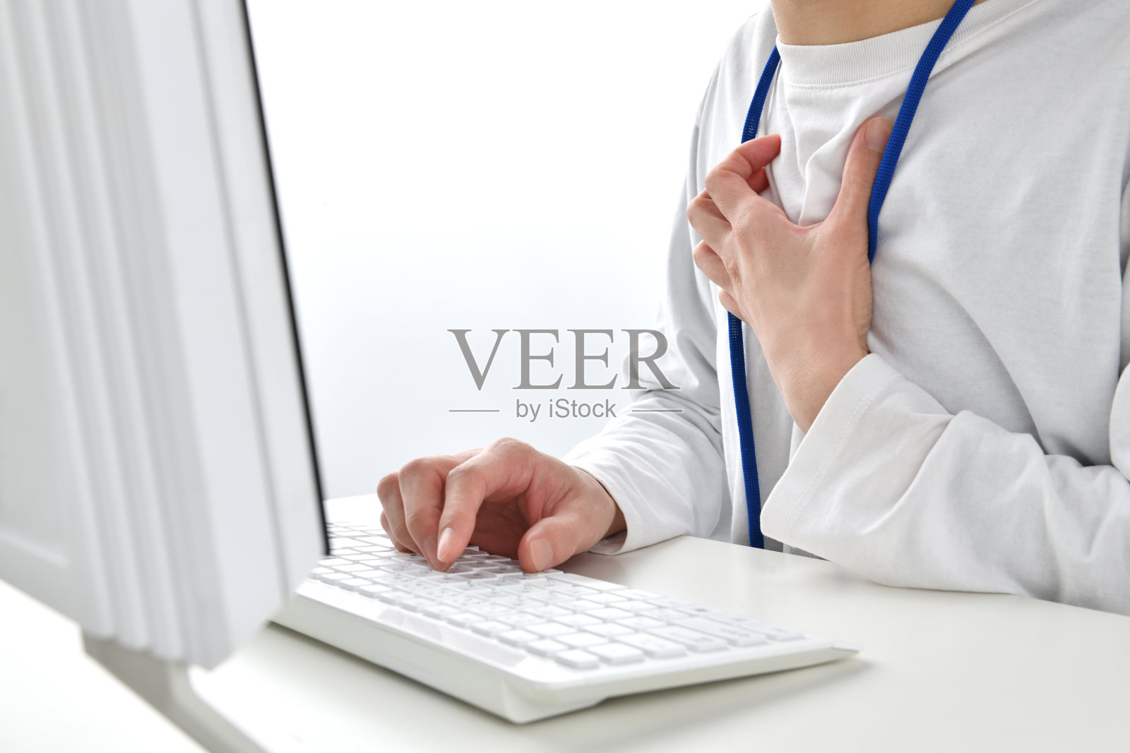 商务女性在办公室里饱受窒息之苦照片摄影图片