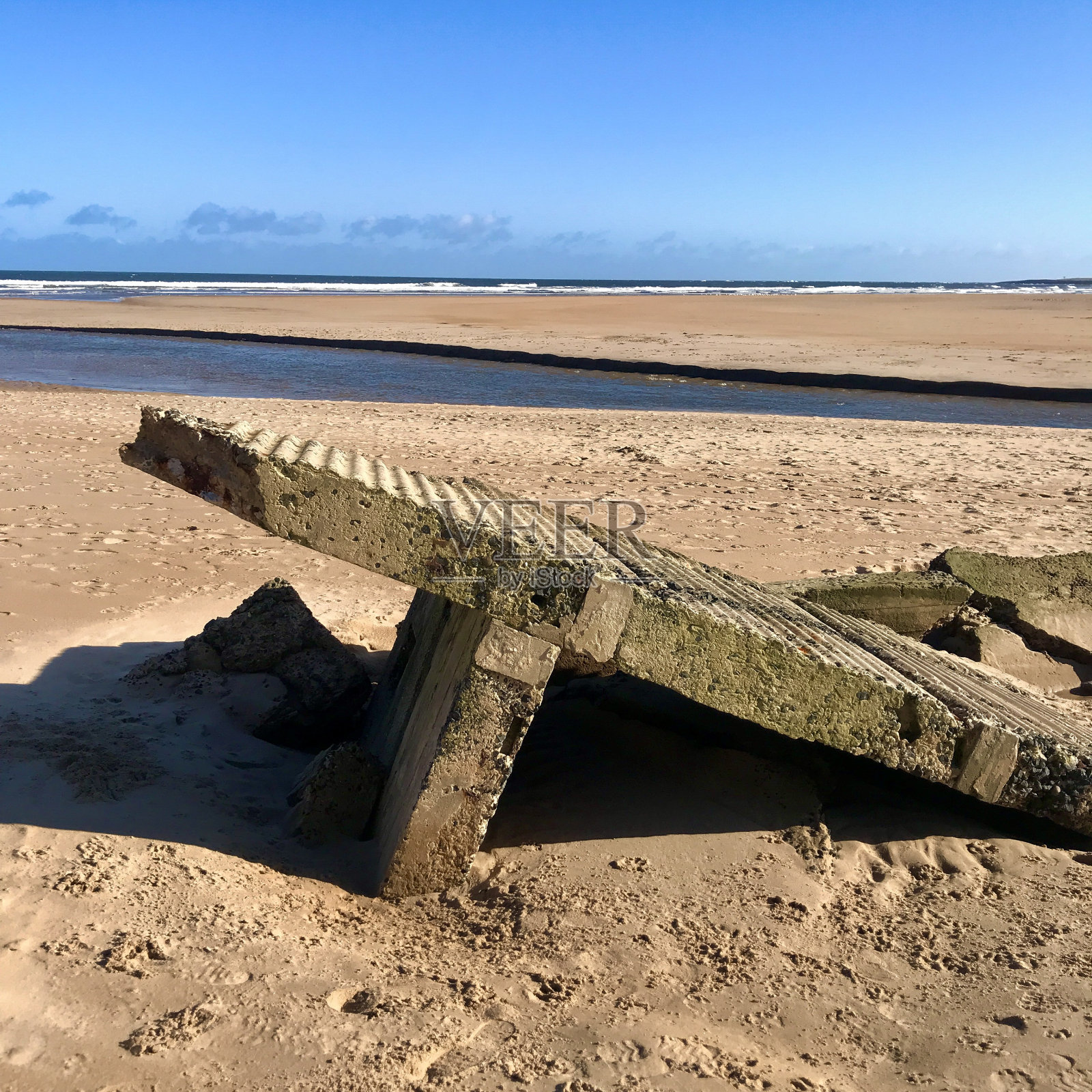 英国诺森伯兰郡比德内尔海滩的二战混凝土药箱废墟照片摄影图片