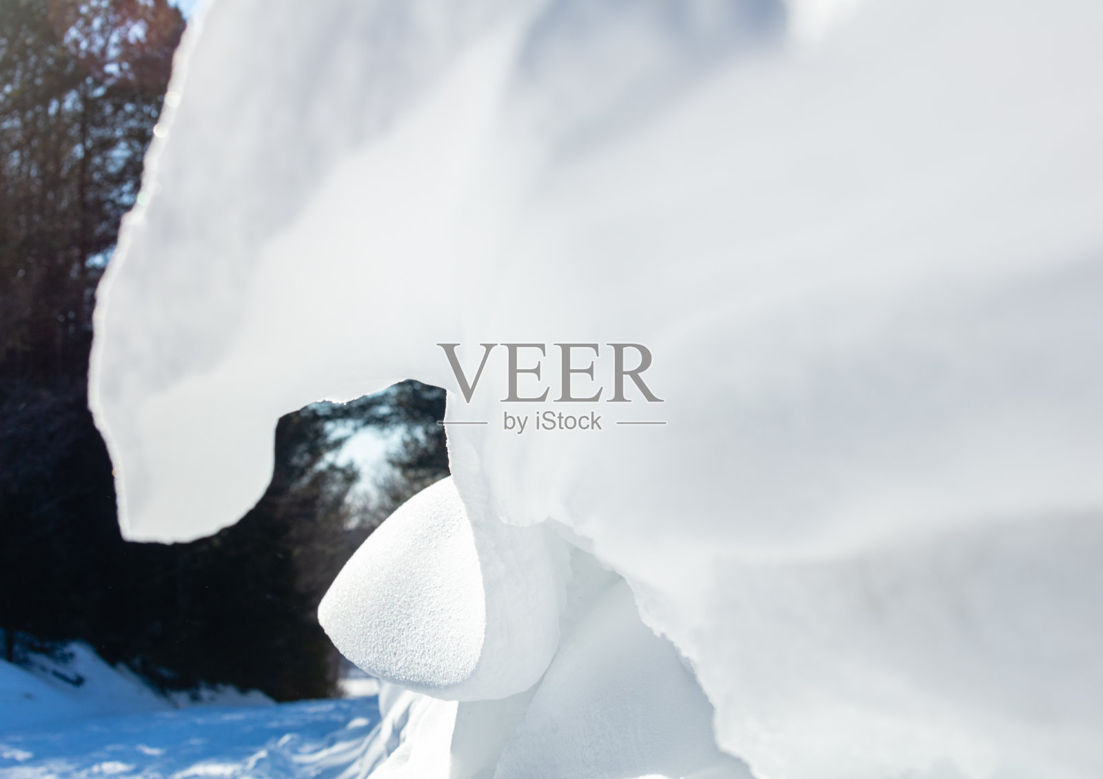 在雪堆下照片摄影图片