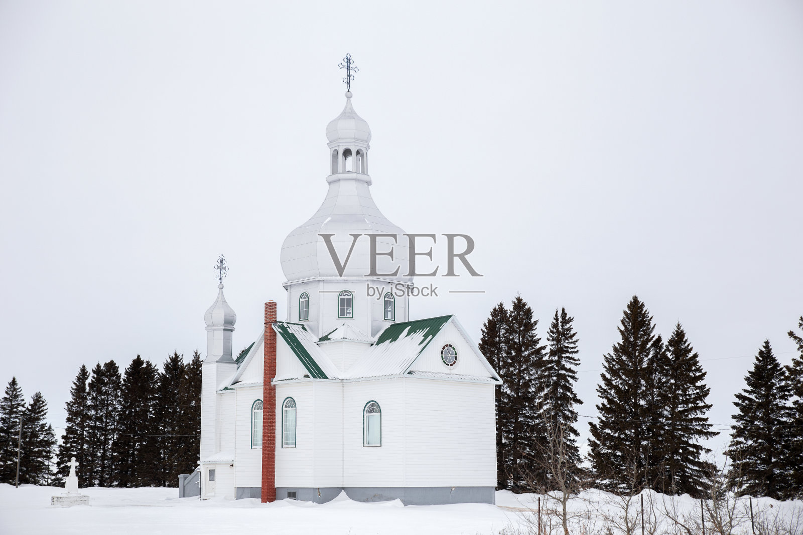 白色的天主教堂,绿色的屋顶照片摄影图片