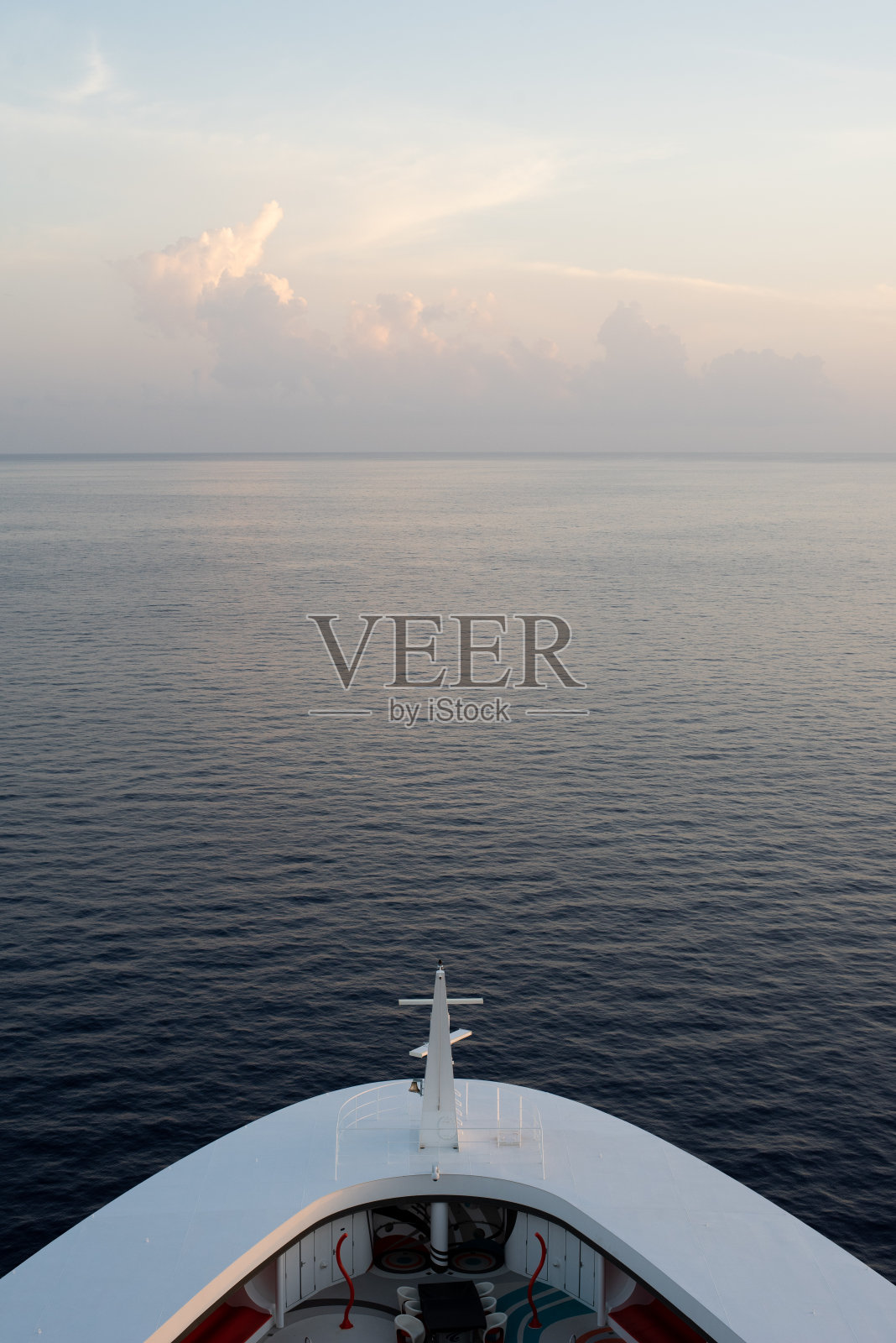 加勒比海上,一艘游船船头上香草味的天空夕阳照片摄影图片