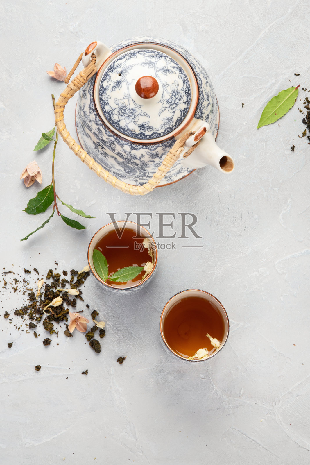 浅底凉茶亚洲茶壶。照片摄影图片