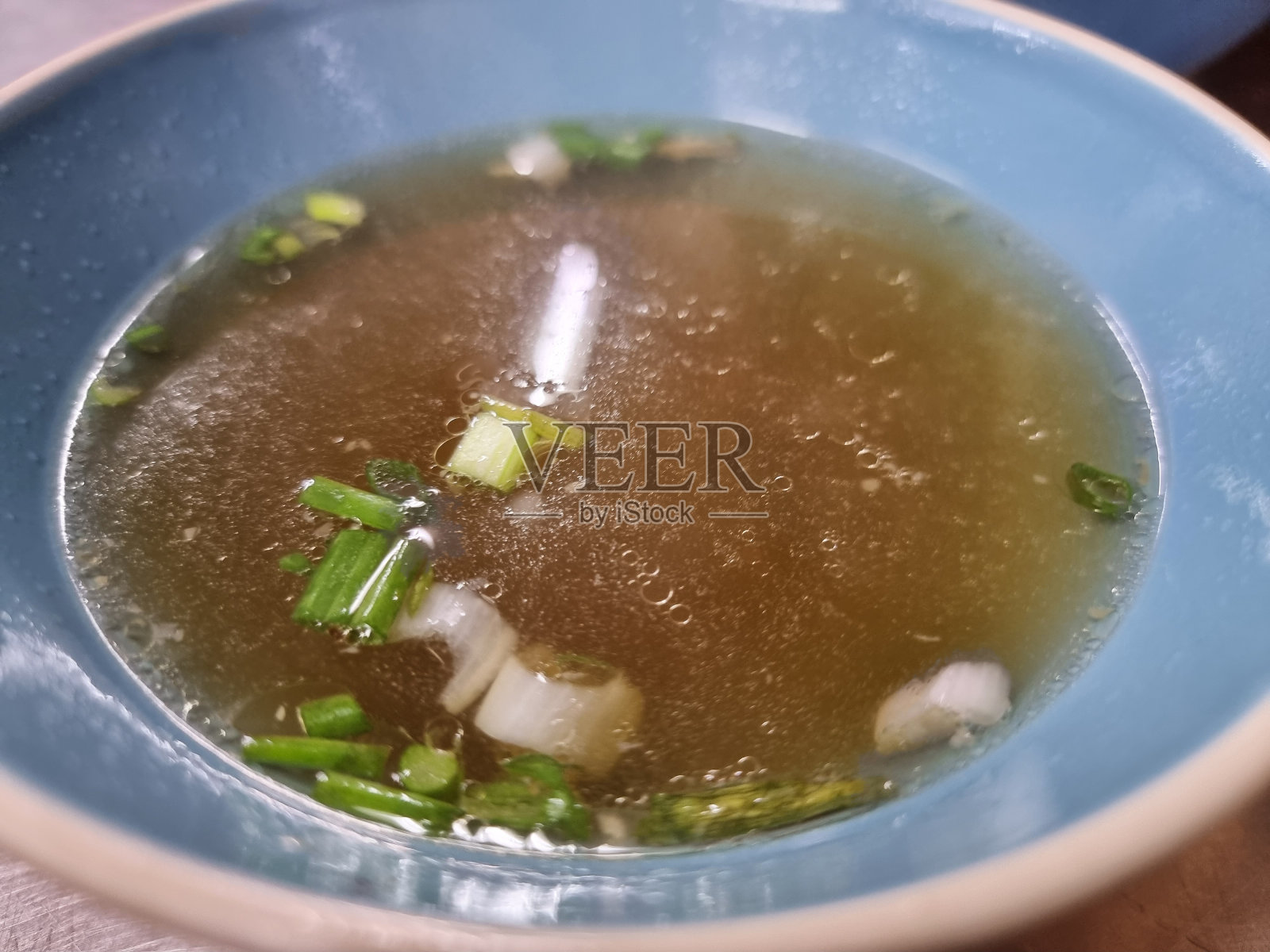 一杯肥美的乡村健康鸡肉汤。健康饮食的概念。照片摄影图片