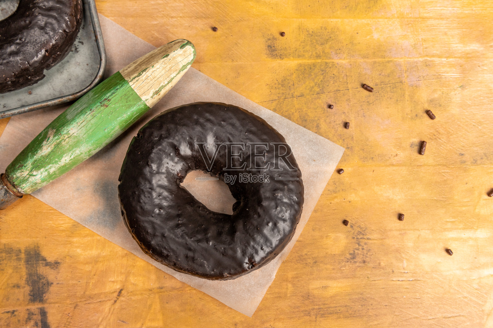 蜡纸上的巧克力甜甜圈照片摄影图片