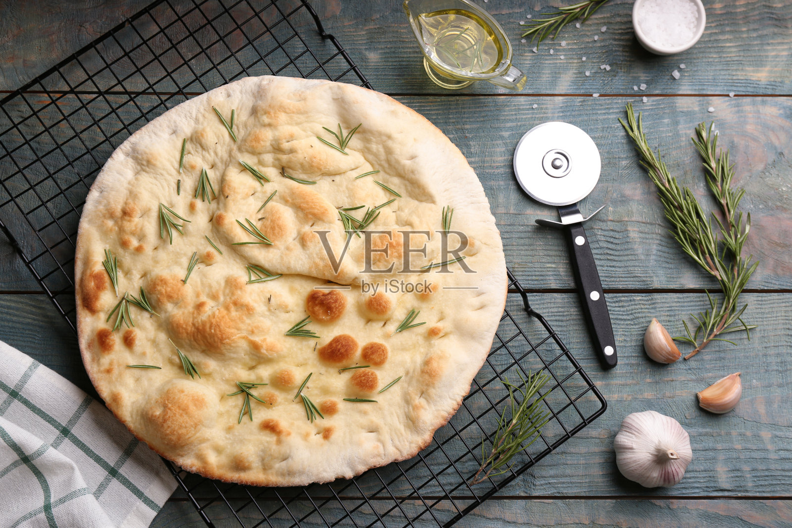 蓝色的木桌上平放着佛卡夏面包的构图照片摄影图片