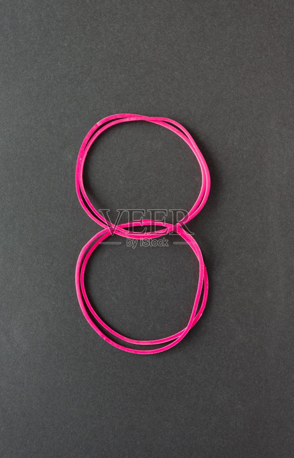 黑色背景上的数字8,用充满活力的粉色发带写着。创意最小平面布局概念。3月8日。照片摄影图片