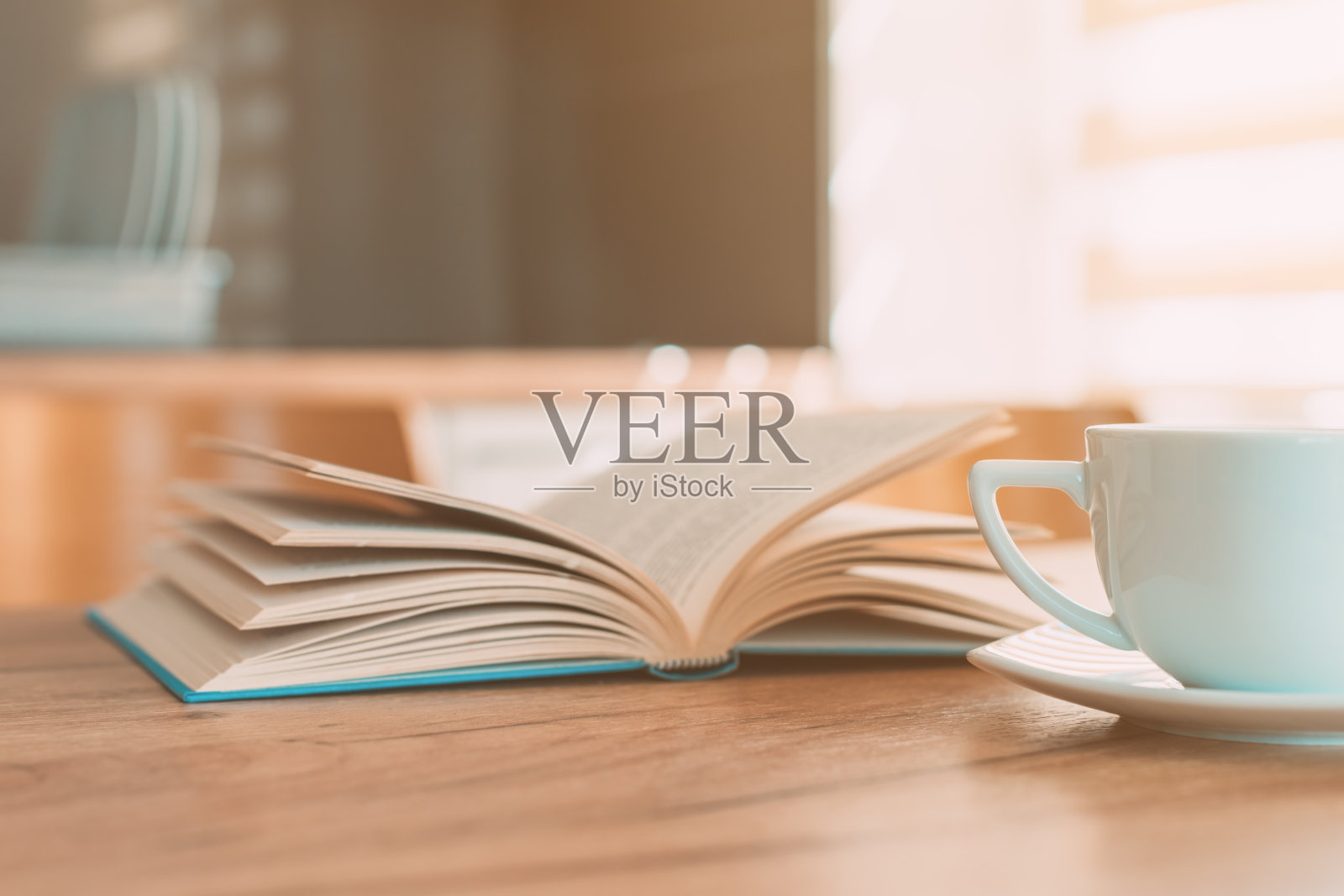 早上打开桌上的书和咖啡杯,在家阅读照片摄影图片