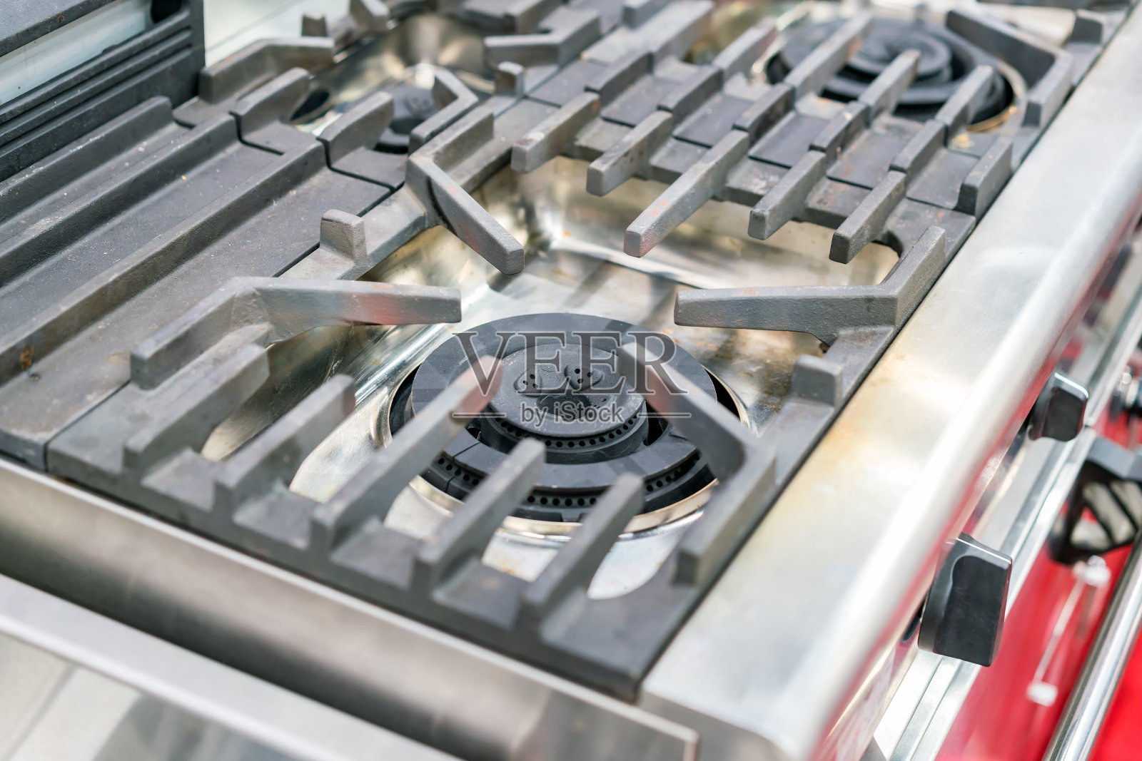 近距离观察由钢、铸铁或铜制成的现代金属煤气炉照片摄影图片