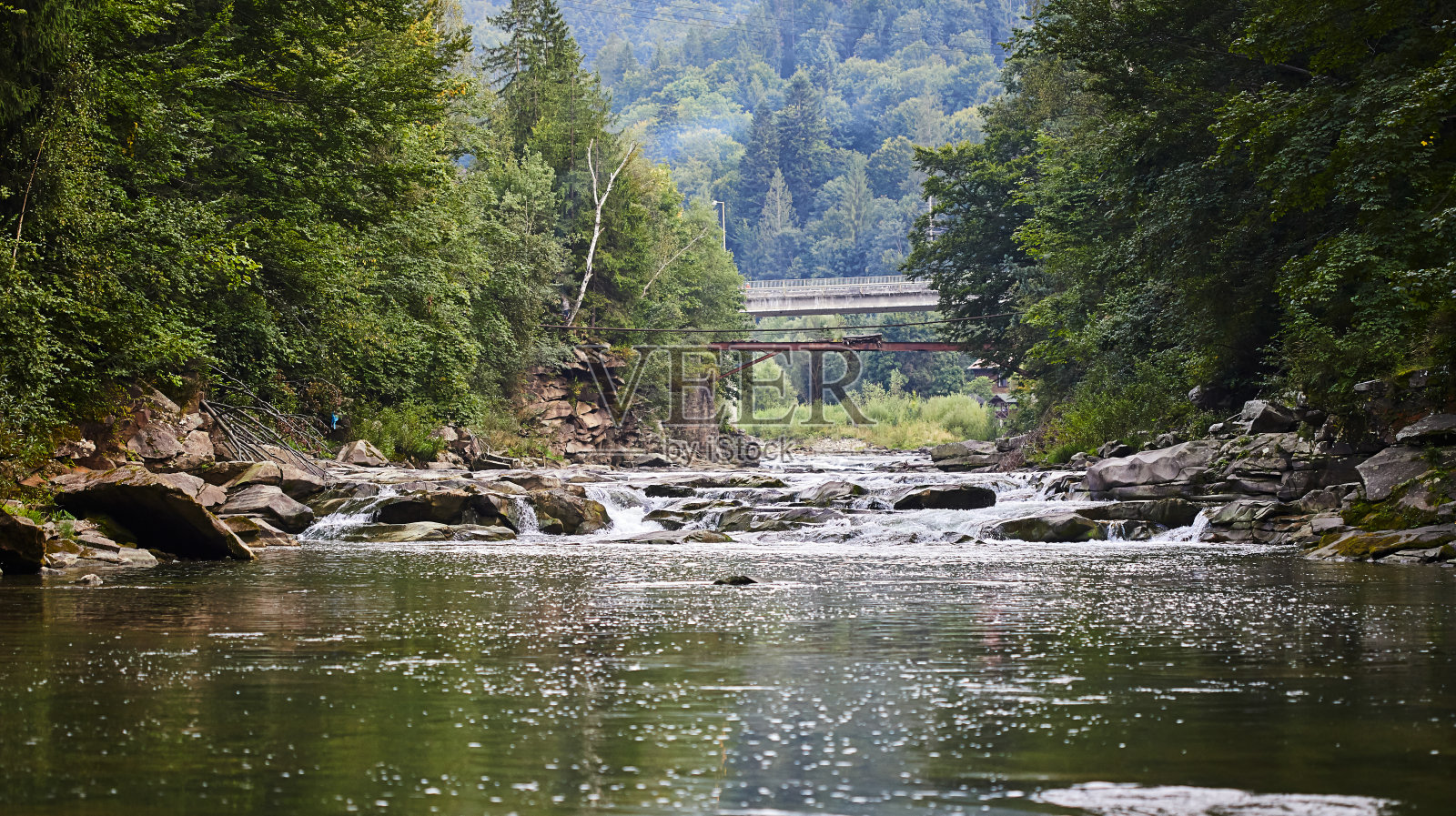 乌克兰喀尔巴阡山区的普鲁特河和普洛比瀑布照片摄影图片