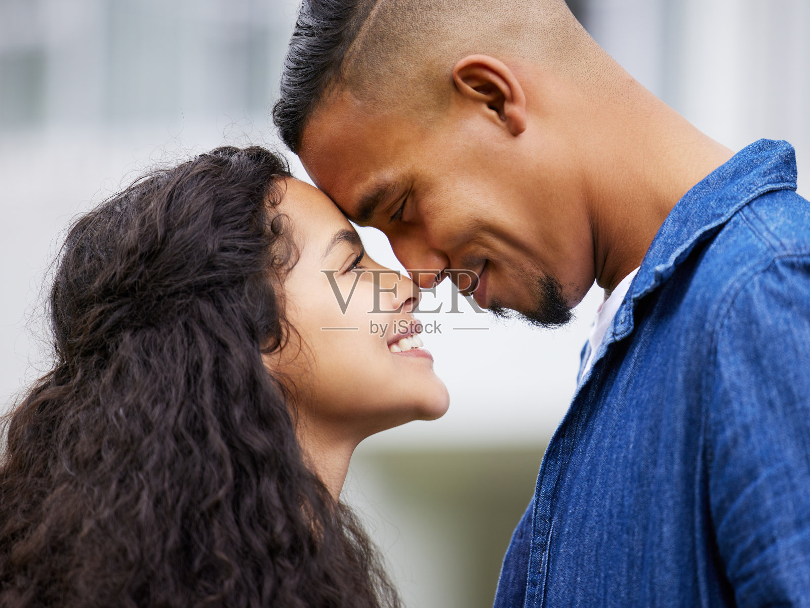 这张照片拍摄的是一对年轻夫妇在自家花园里共度时光照片摄影图片