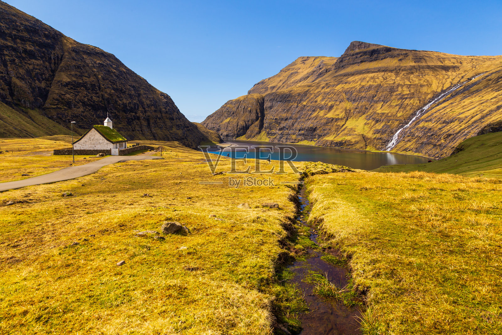 在Streymoy岛的一个小村庄里,Saksunar教堂的景色。Saksun,法罗群岛。照片摄影图片