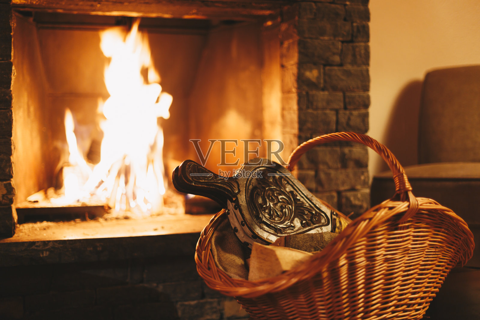 背景有风箱和燃烧的壁炉的篮子照片摄影图片