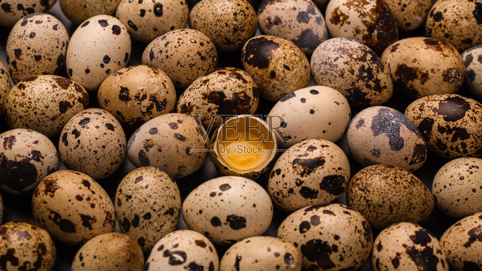 一组鹌鹑蛋作为背景。生鸡蛋。照片摄影图片