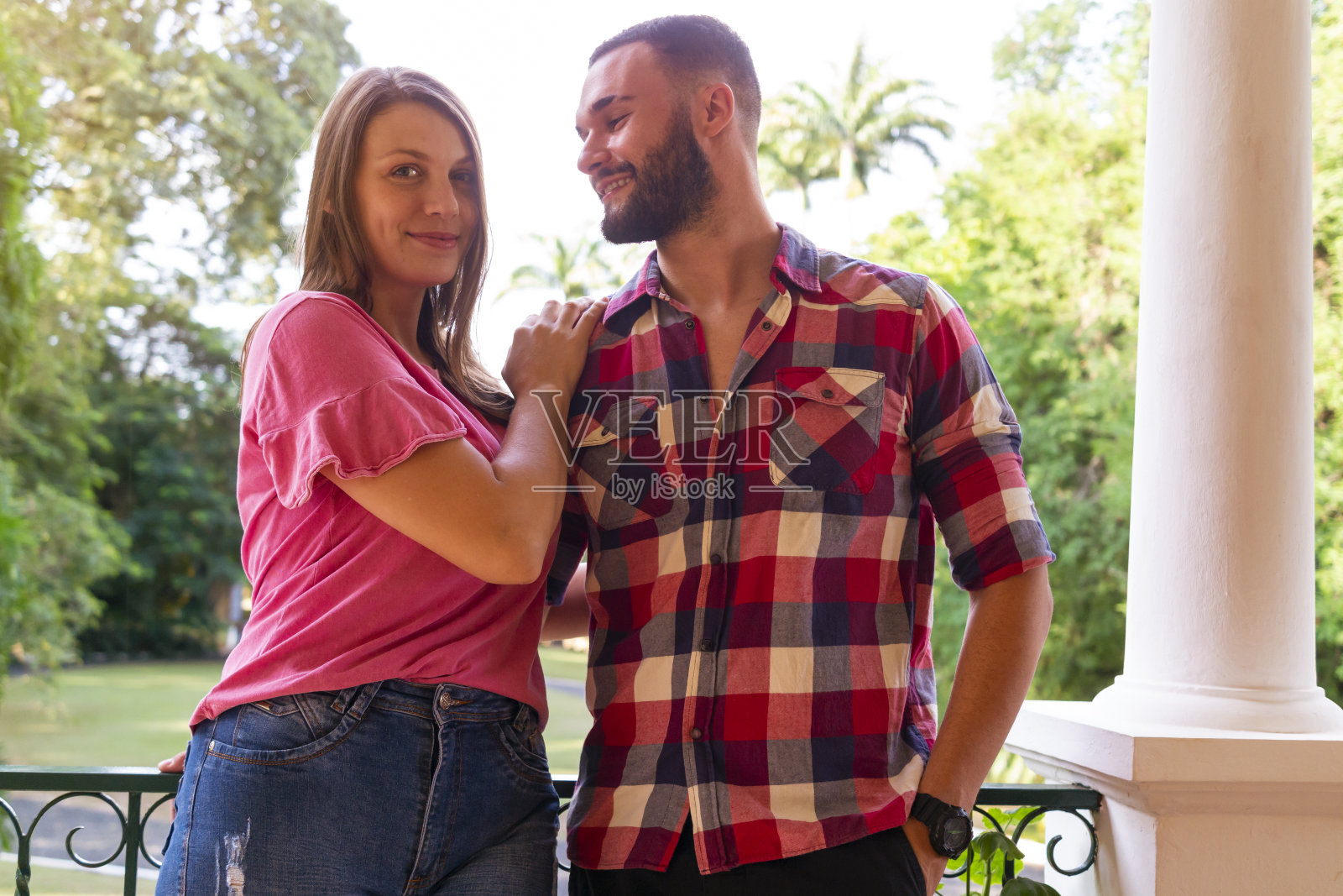 农场里的夫妇照片摄影图片