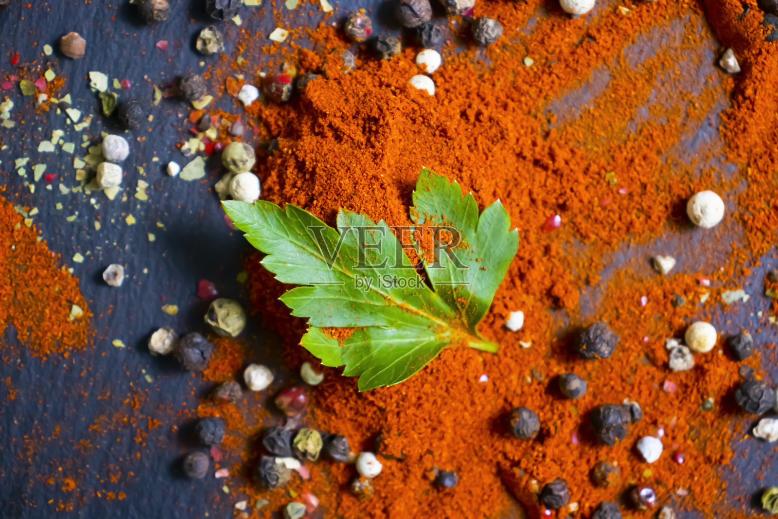 不同的香料在黑暗的背景上照片摄影图片