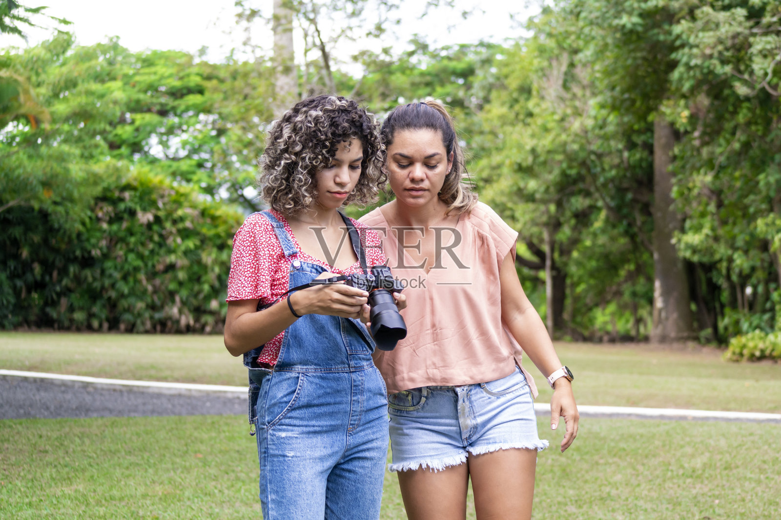 年轻女子拍摄。照片摄影图片