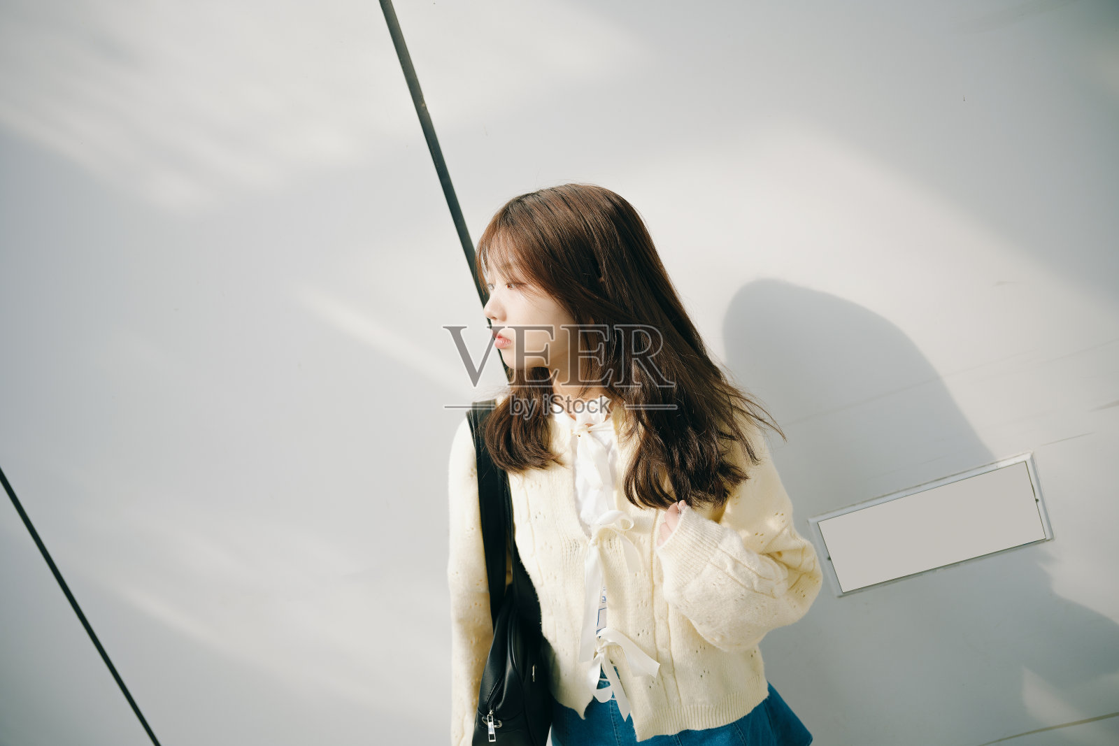 一个美丽的亚洲女孩走在隧道黄昏照片摄影图片