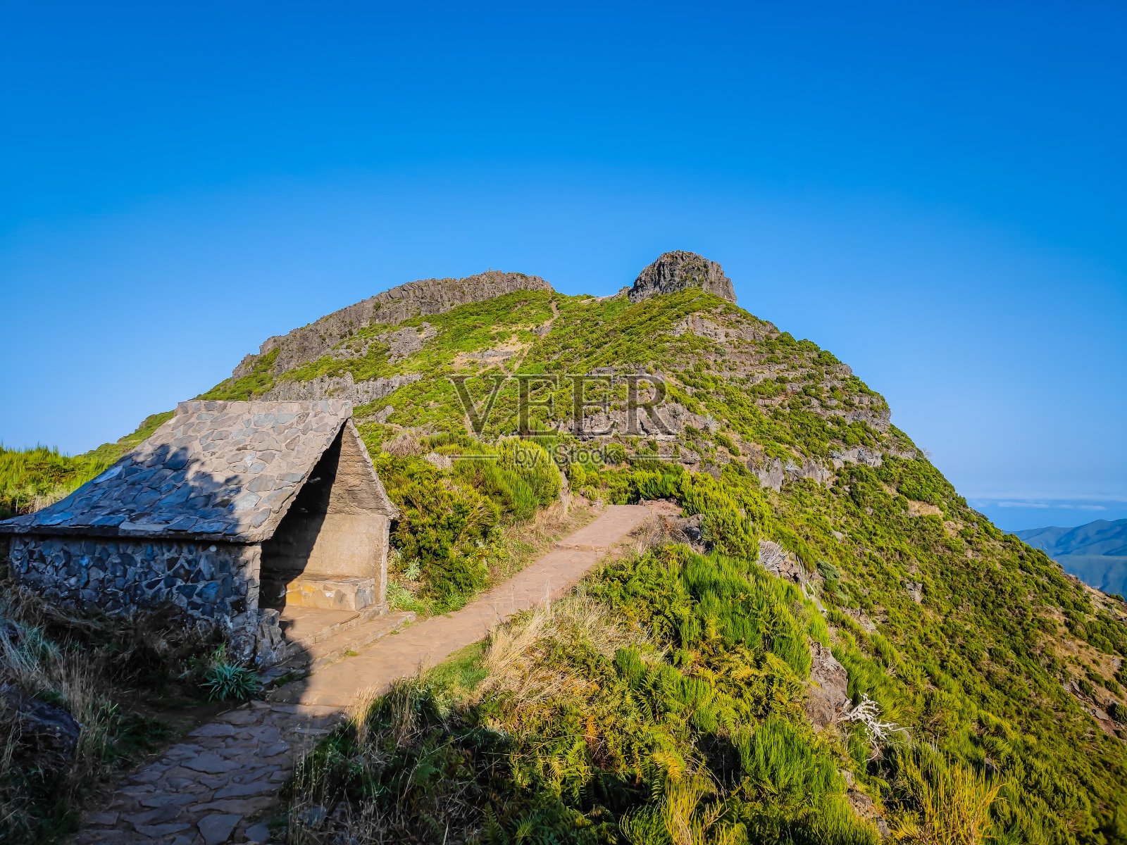 在山间小路上短暂休息的庇护所照片摄影图片