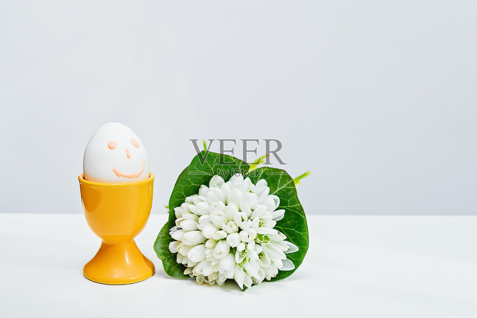 快乐的复活节彩蛋和雪花莲照片摄影图片