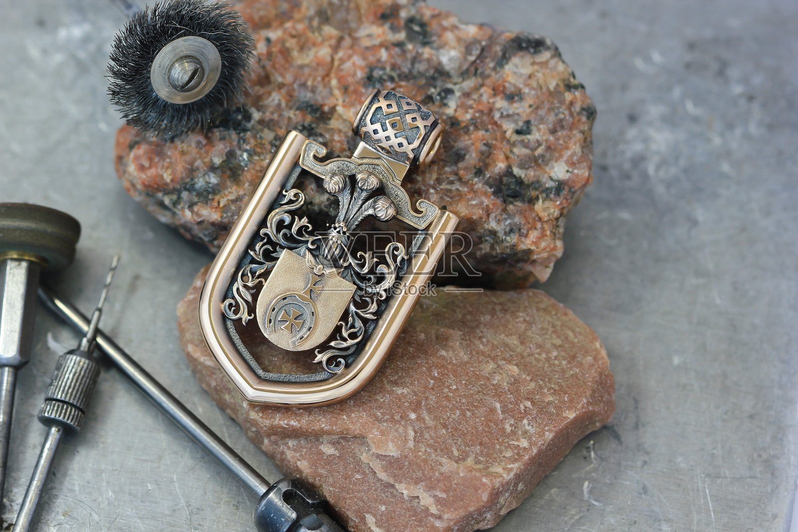 设计的金纹章项链照片摄影图片