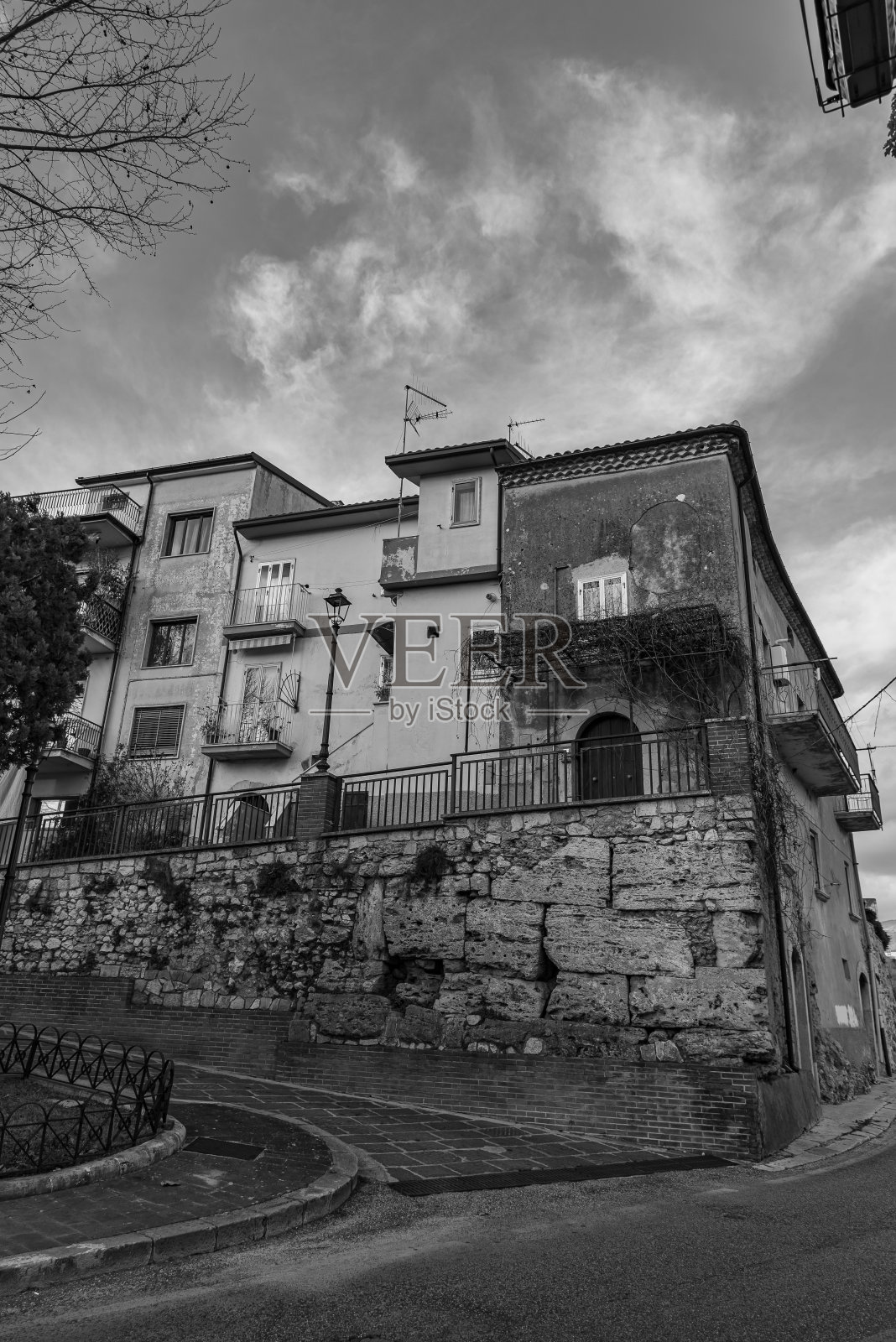 Isernia。历史中心的一瞥照片摄影图片