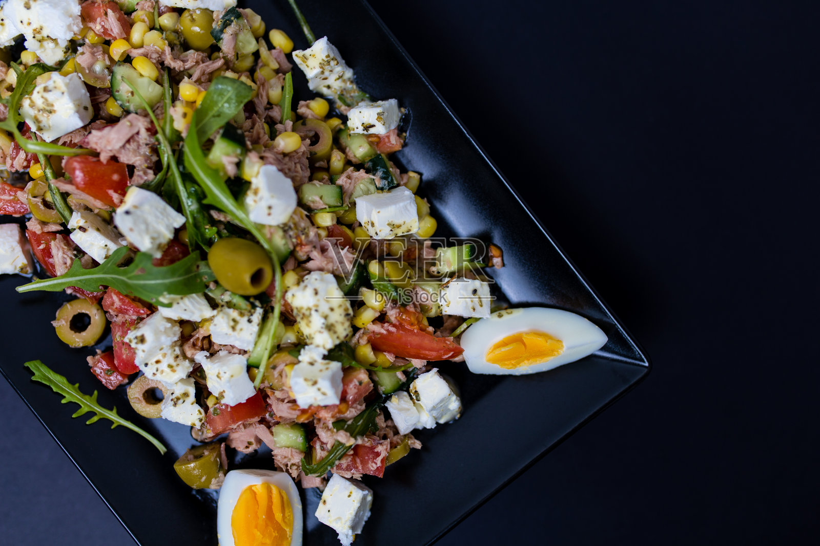 健康丰盛的金枪鱼沙拉照片摄影图片