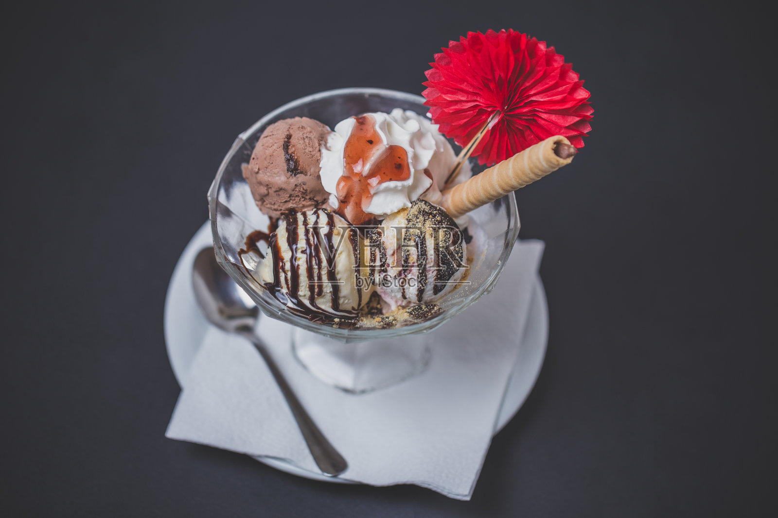 几勺各种口味的冰淇淋照片摄影图片