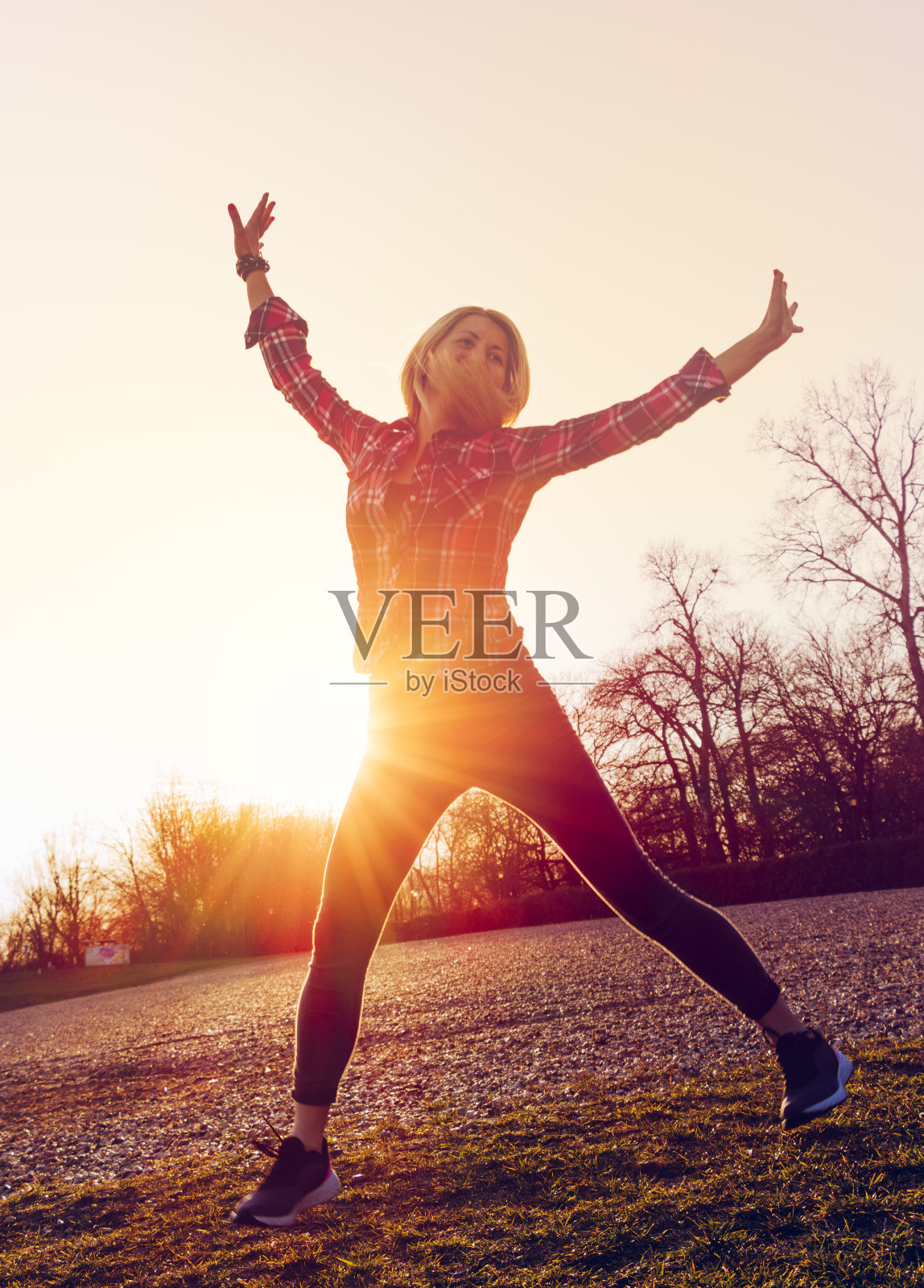 快乐的年轻女子跳跃照片摄影图片