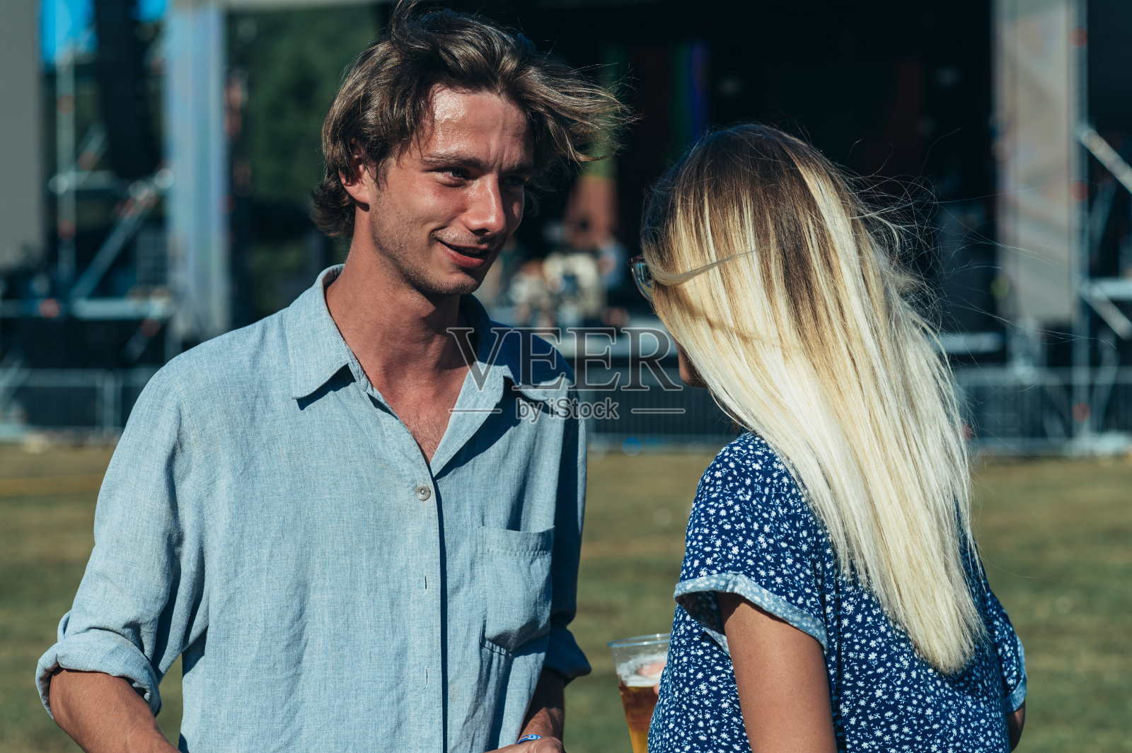 年轻快乐的情侣在音乐节上跳舞照片摄影图片